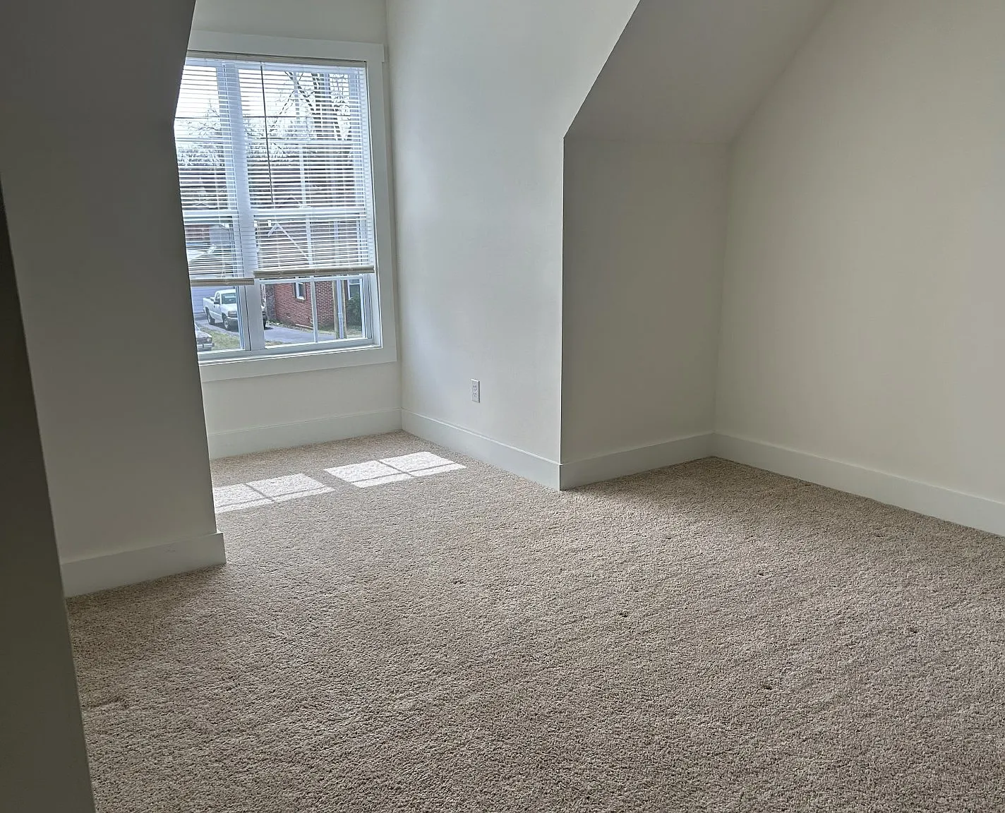 3 bed, 2.5 bath, 1729 sqft, $1,850 — Photo 3