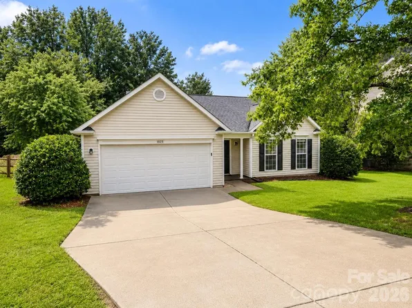 1828 Sugar Hollow Dr, Charlotte, NC 28214