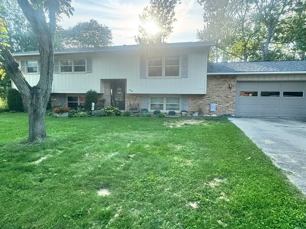 2226 Heather Hills Dr, Saint Joseph, IL 61873