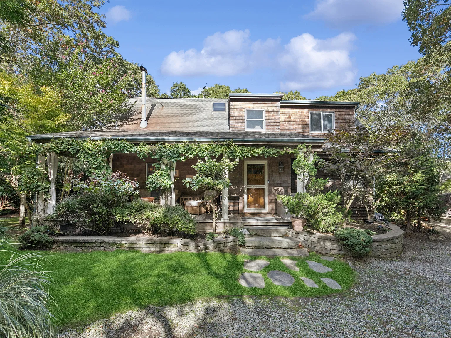 Stylish Hamptons Retreat Moments from East Hampton Village — Photo 1