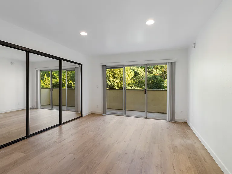 13046 Moorpark St #204 — Photo 12