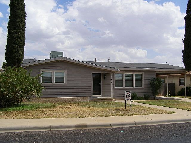 1st image of 1526 E 10th St