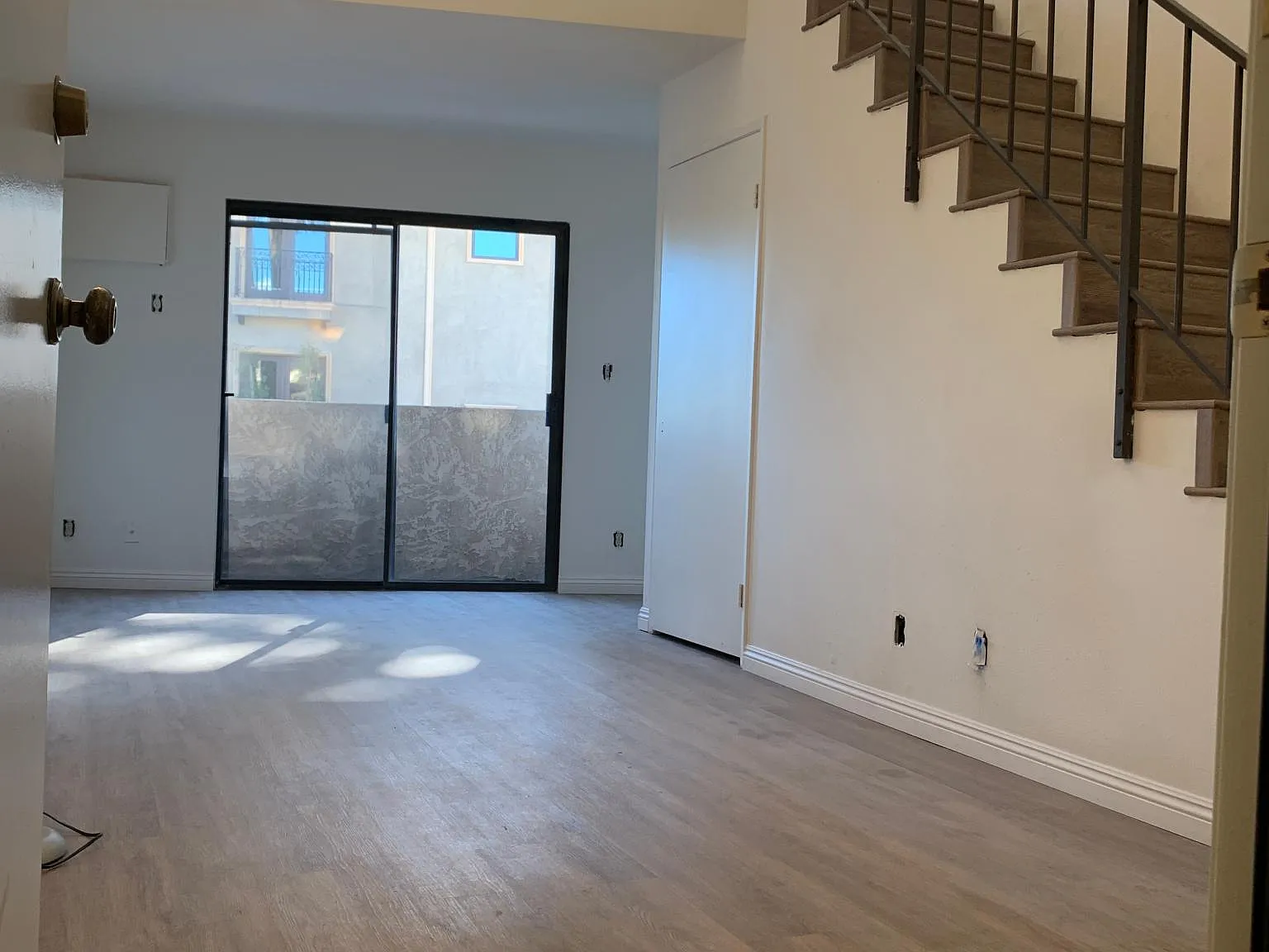 Studio, 400 sqft, $1,698 — Photo 1