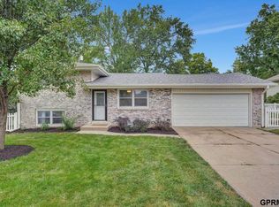 4821 Woodhaven Dr, Lincoln, NE 68516