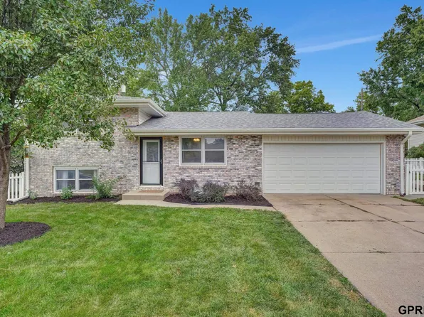4821 Woodhaven Dr, Lincoln, NE 68516