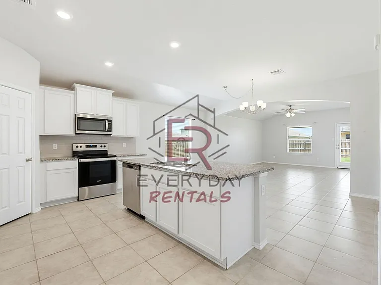 2028 Mallard Ct — Photo 2