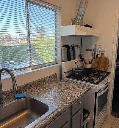 5th image of 4347 Woodman Ave #1