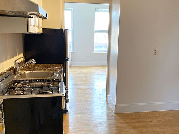 5th image of 117 Christopher St APT 20