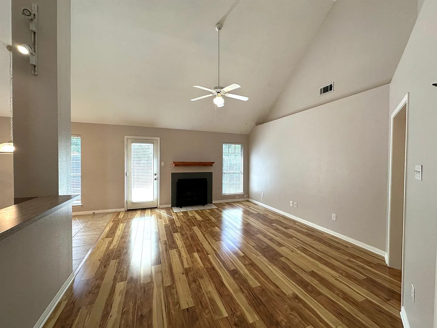 Charming Garden-Style 3 Bedrooms 2 Bathroom Single Family Home for Rent in South Austin, Cul-de-S... — Photo 4