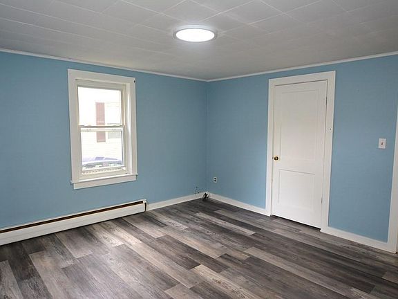 3rd image of 14 Fairlawn Cir