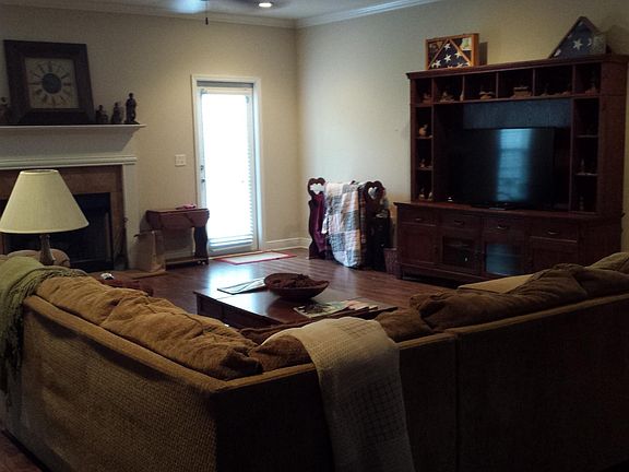 4th image of 4410 Woodfield Dr