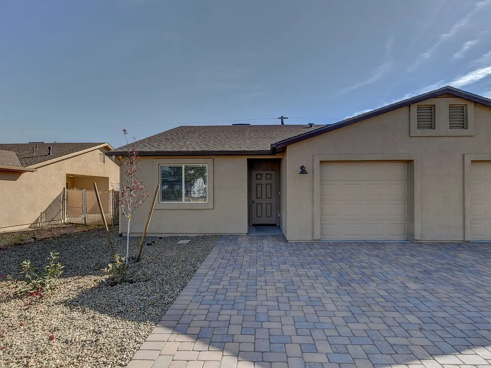 3027 N Corrine Dr