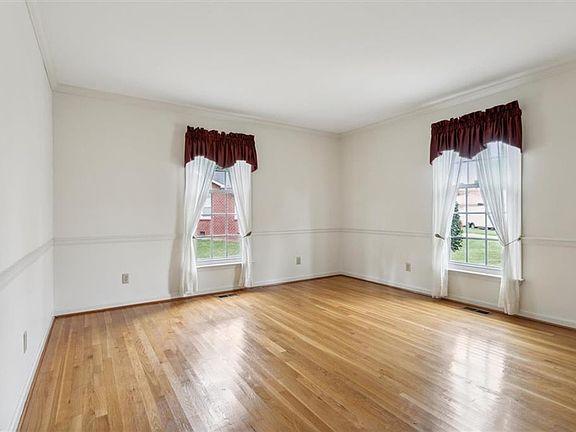 4th image of 4 Belle Meade Court