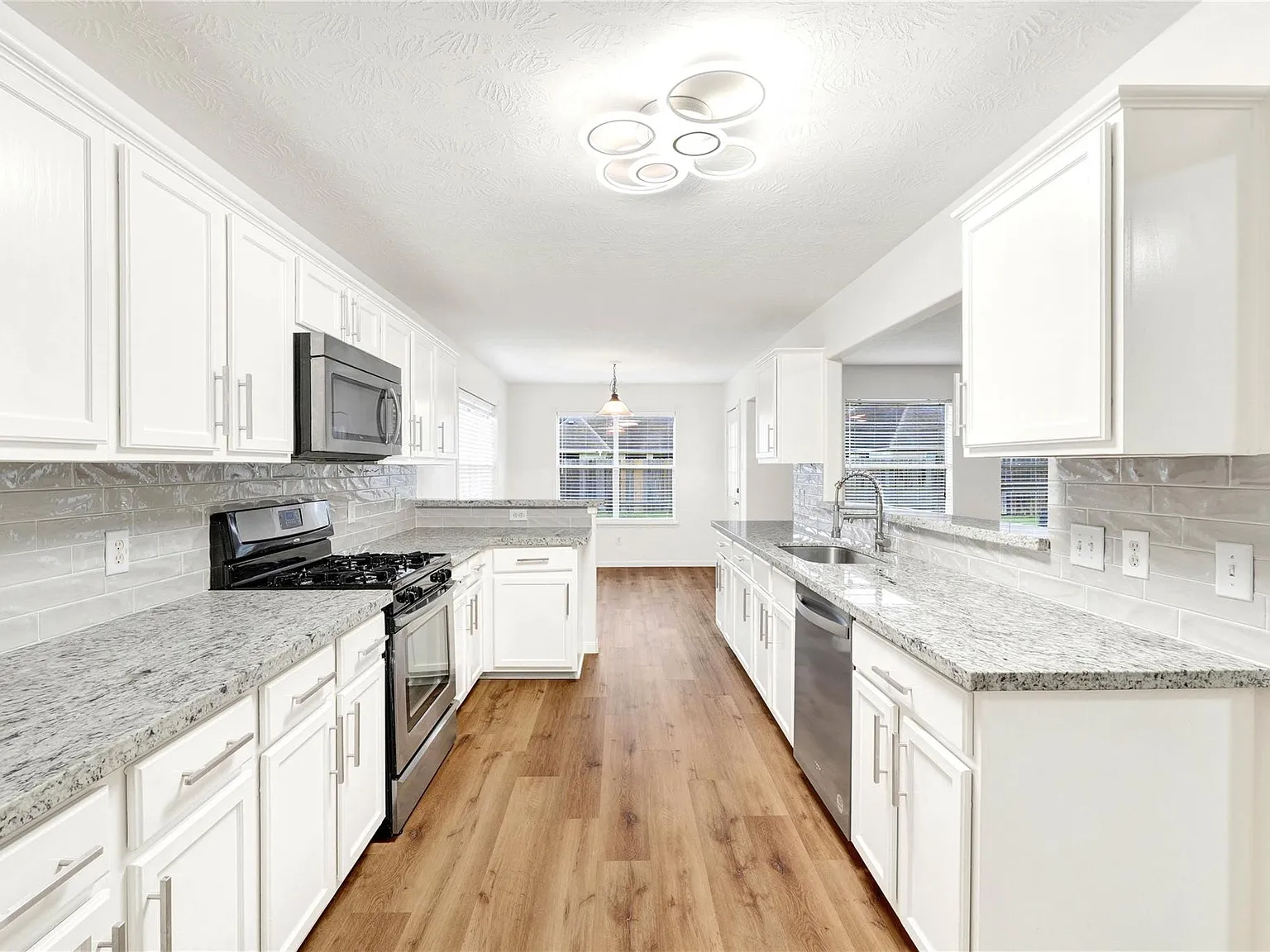 4 bed, 3.5 bath, 2920 sqft, $2,900 — Photo 2