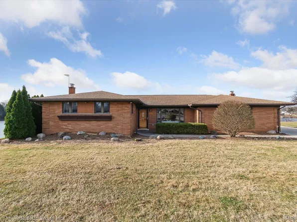 47853 N Shore Dr, Van Buren Township, MI 48111