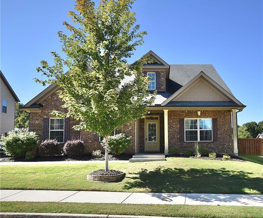 Beautiful move-in ready home in Canton!