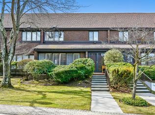 60 Acorn Ponds Dr, Roslyn, NY 11576