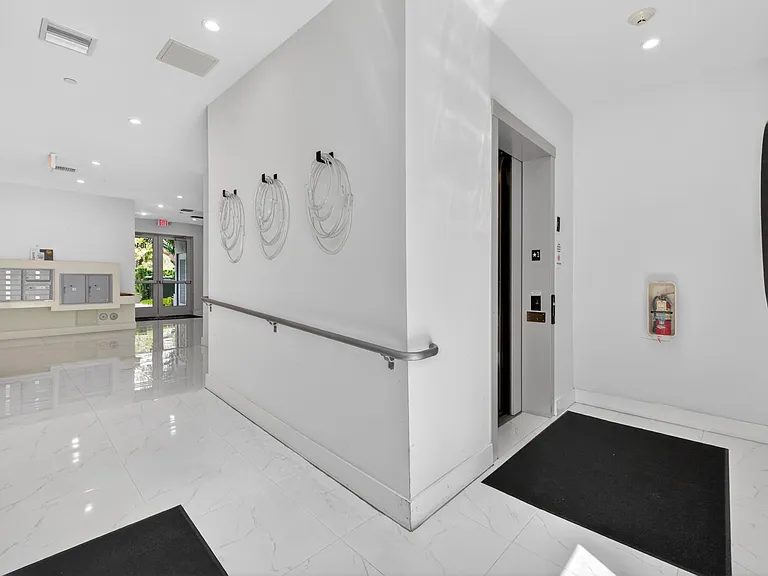 1044 NE 18th Ave #203 — Photo 35