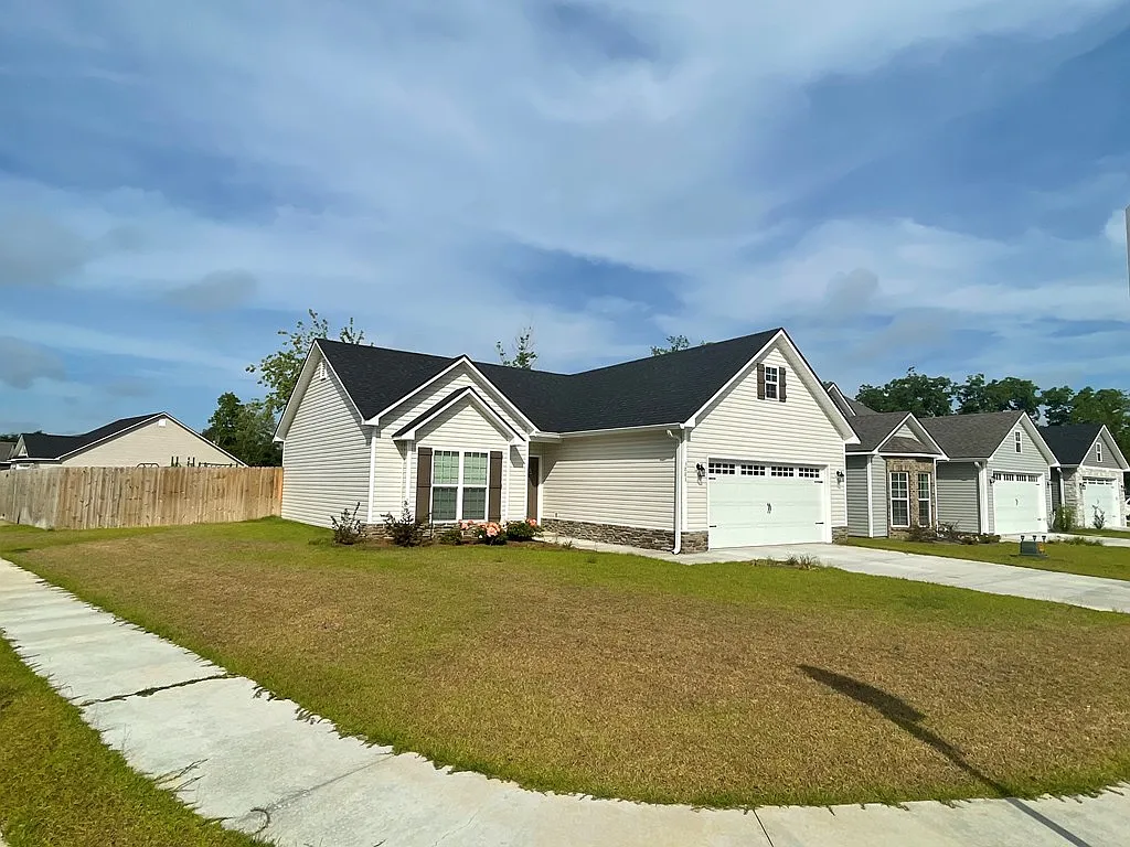 3 bed, 2.0 bath, 1361 sqft, $1,975 — Photo 2