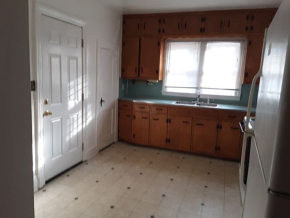 4th image of 827 Keel St