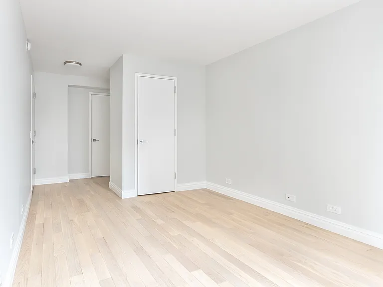 235 W 48th St #9-H — Photo 4
