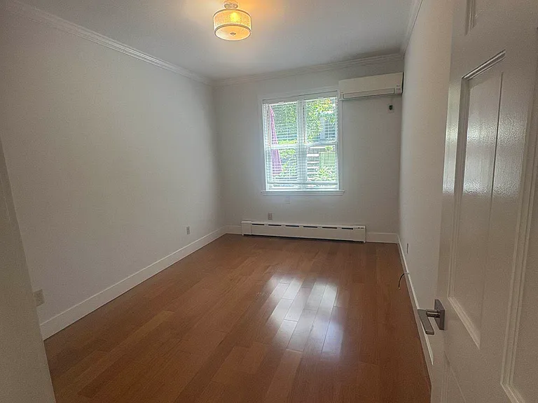 34-27 Crescent St #2 — Photo 34