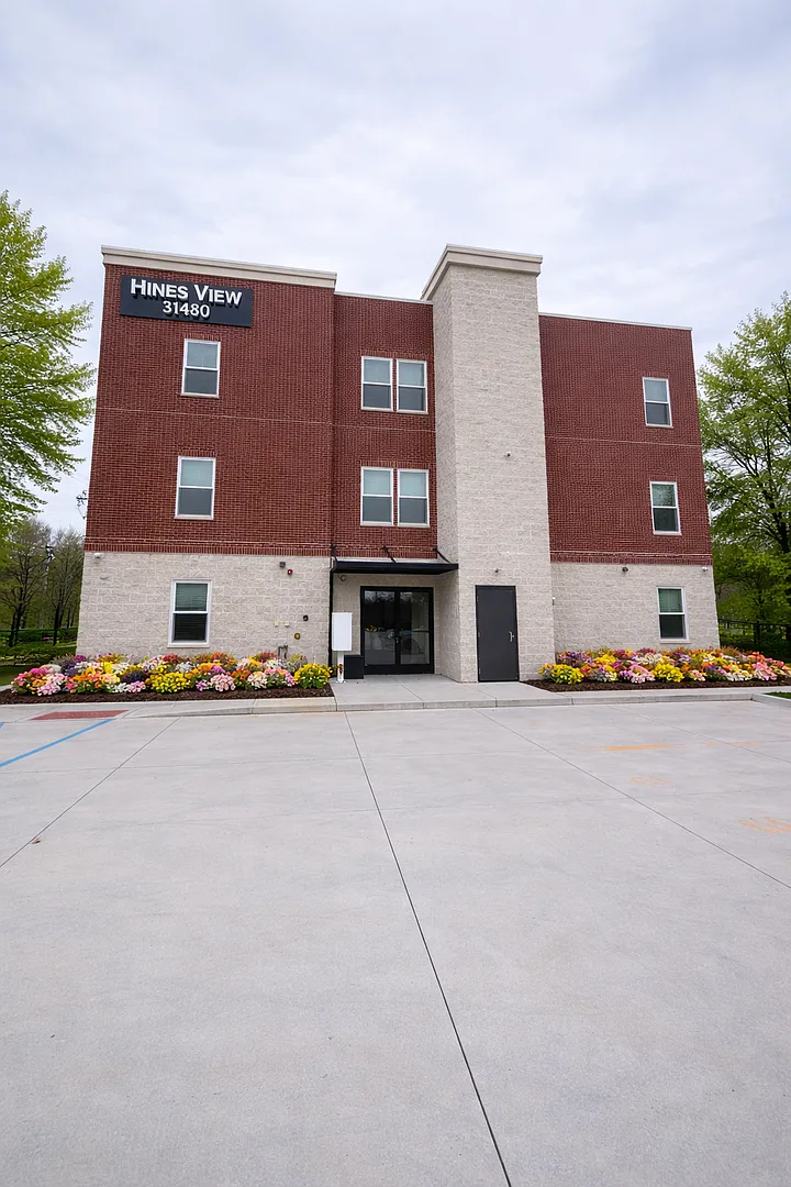 Hines View Apartments — Photo 1