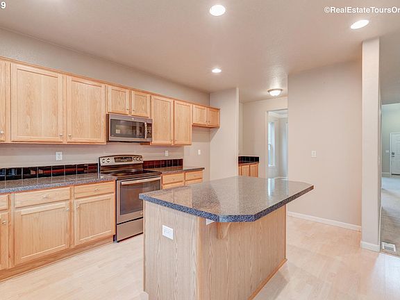 3rd image of 895 NW Brookhill St