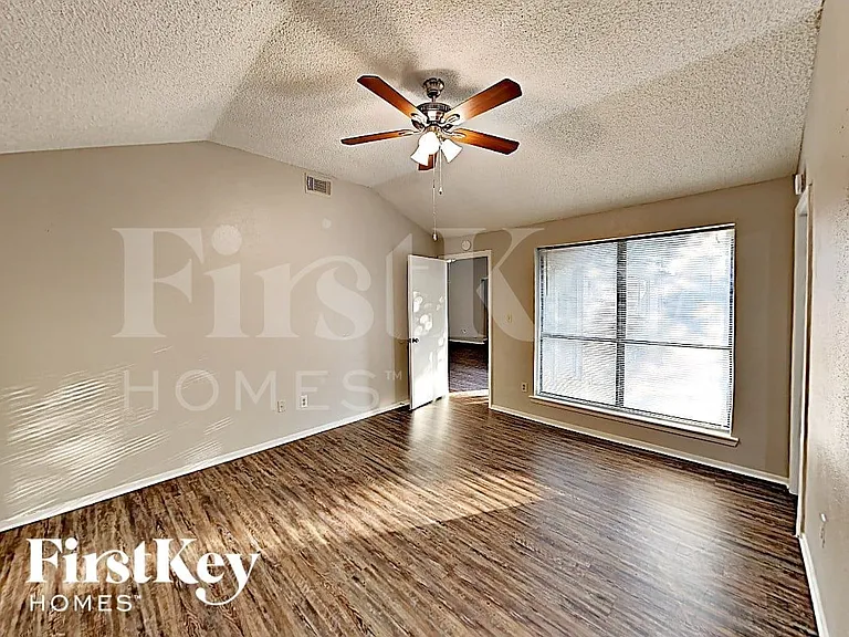 10507 Village Trail Dr — Photo 6