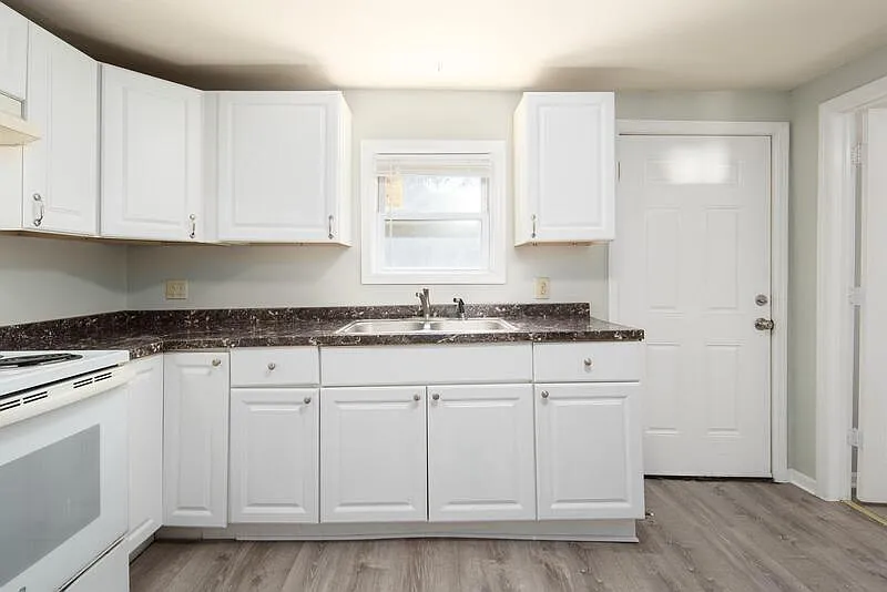 3 bed, 1.0 bath, 1100 sqft, $1,295 — Photo 2