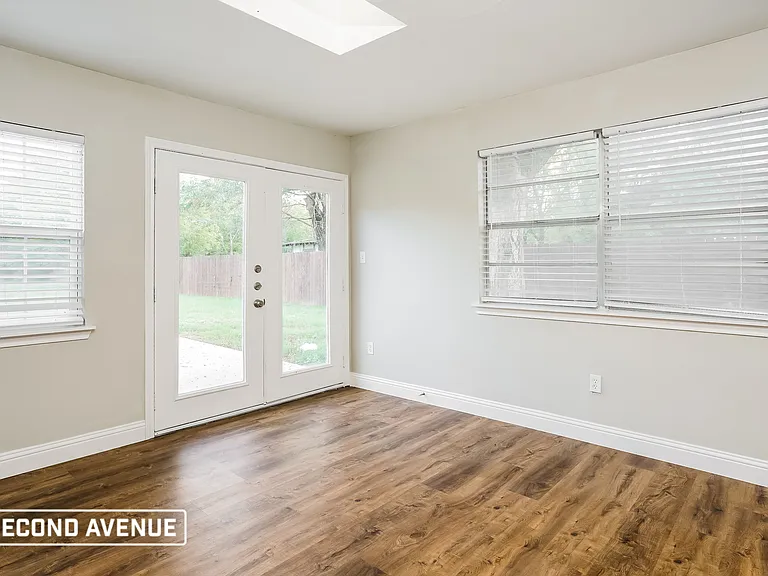 1011 Usher St — Photo 6