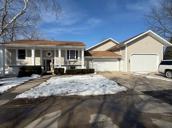 W182N5933 Spruce Ln, Menomonee Falls, WI 53051