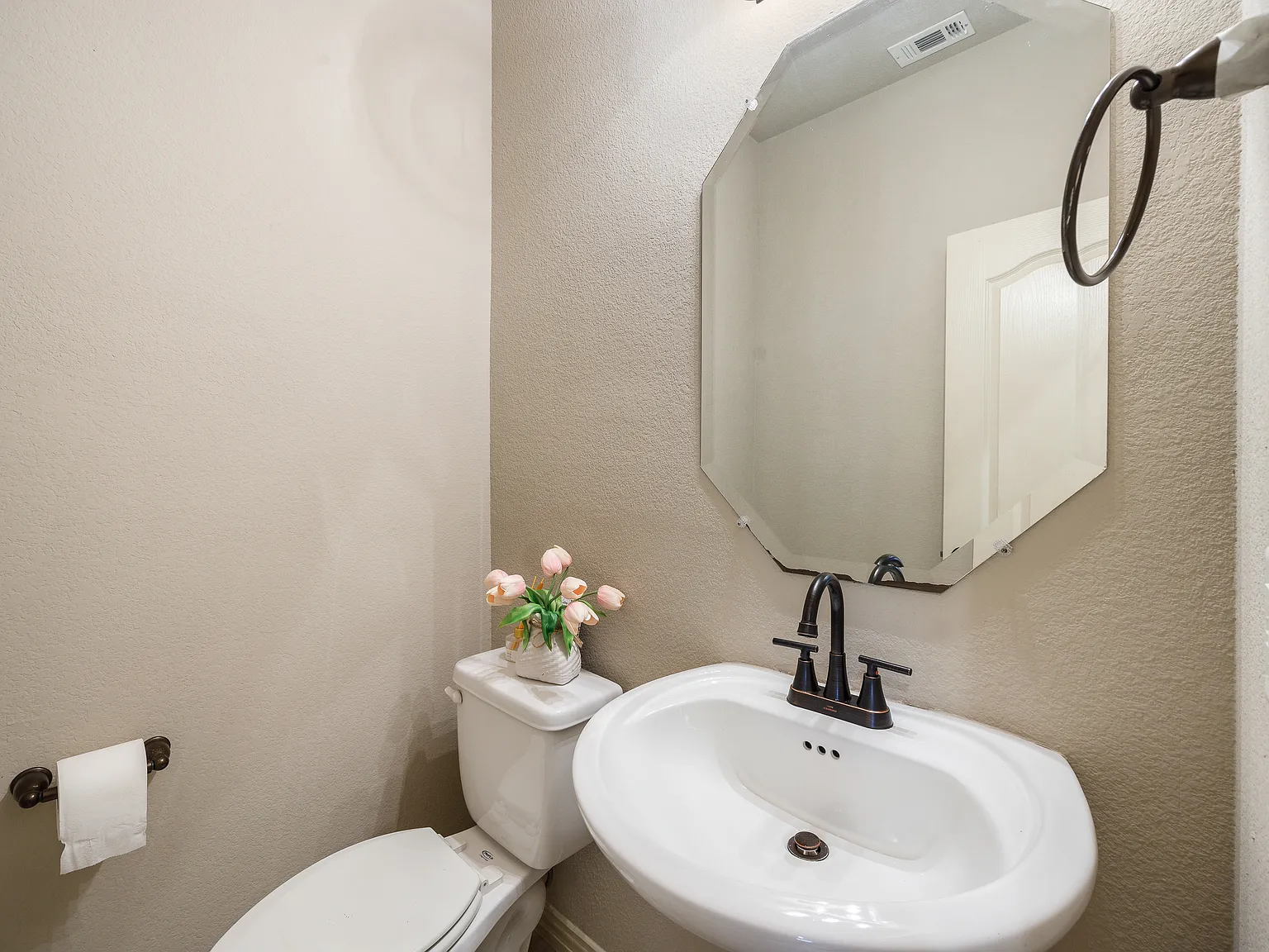 3 bed, 2.5 bath, 2000 sqft, $2,600 — Photo 1