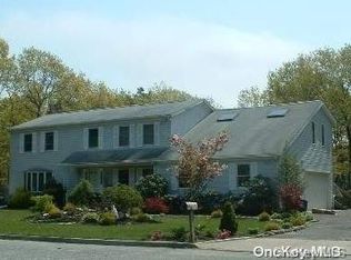 10 Ashland Ct, Holtsville, NY 11742