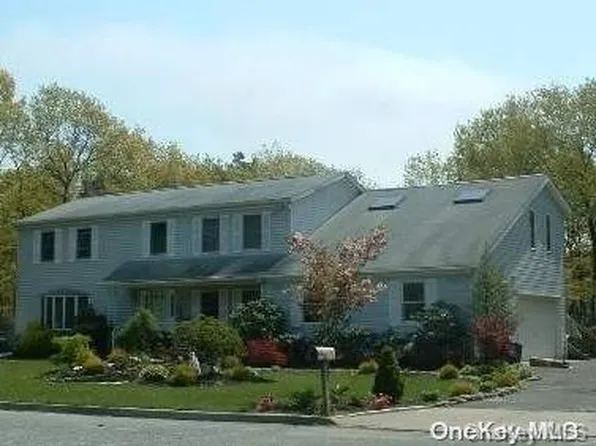 10 Ashland Court, Holtsville, NY 11742