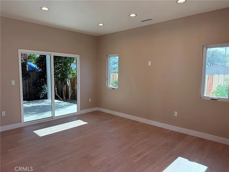 1072 N Vinedo Ave — Photo 3