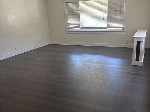 4th image of 409 Parade St
