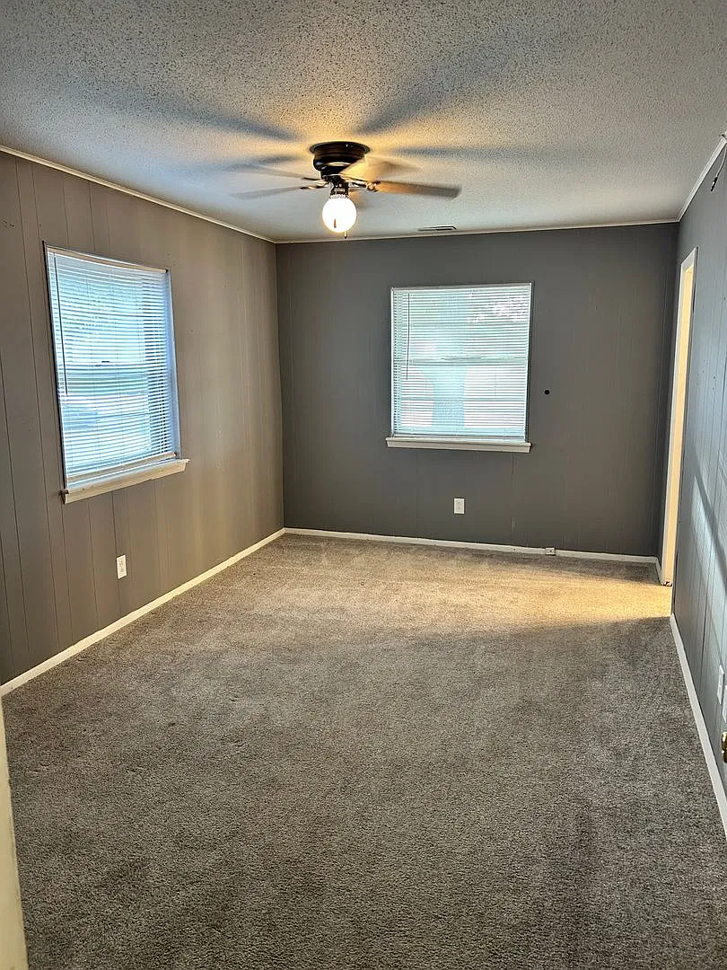 3 Bedroom 1.5 Bath home available now for move in — Photo 2