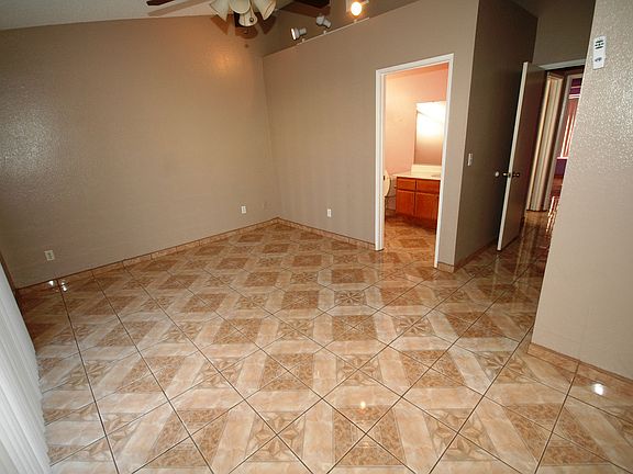 5th image of 927 Yorkshire Ln