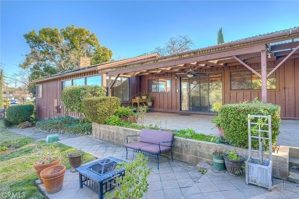 165 Acacia Ave photo 1