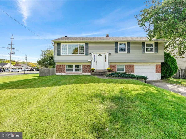 100 Heather Dr, Mount Laurel, NJ 08054
