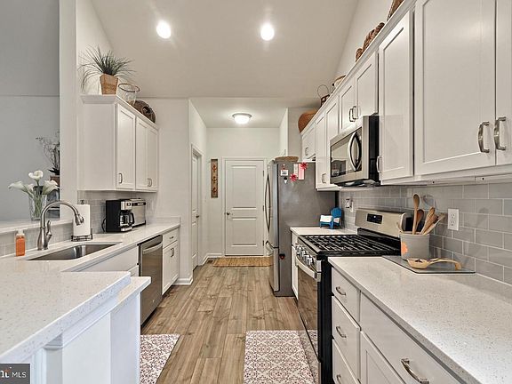 5th image of 7 Backwater Ct