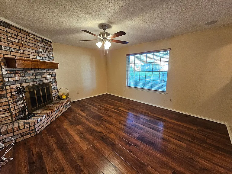 400 Hallmark Dr — Photo 7