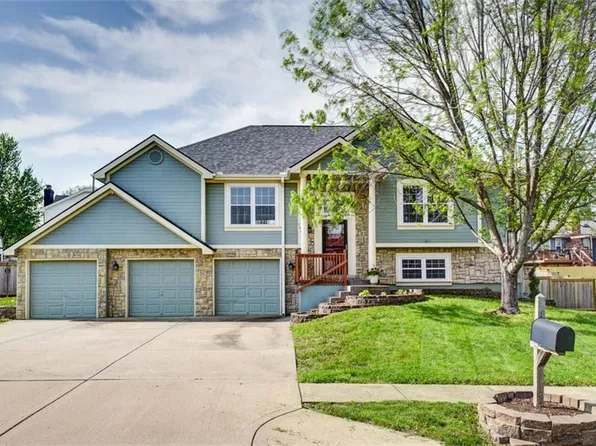 707 E 18th St, Kearney, MO 64060