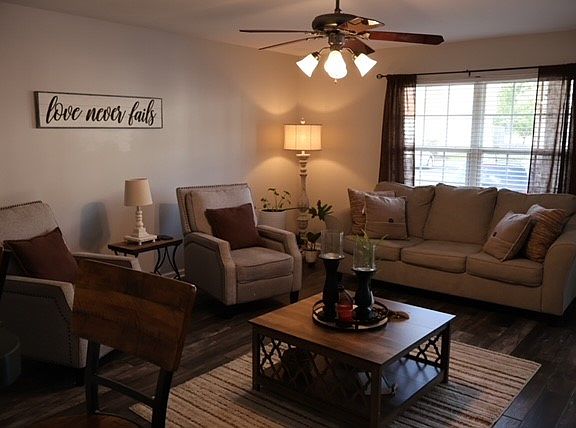 4th image of 351 Arapaho Dr