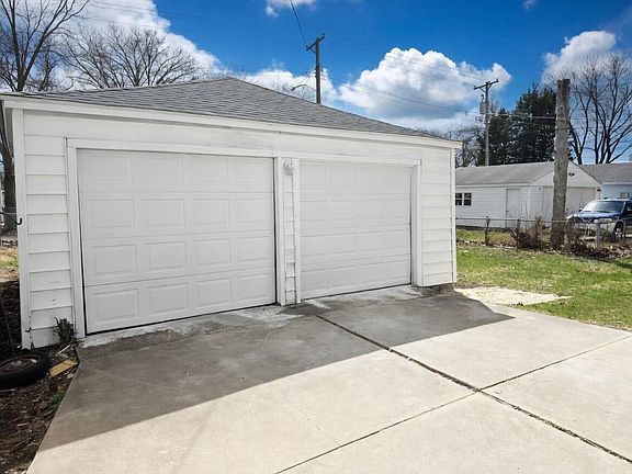 3rd image of 3032 Gladstone Ave