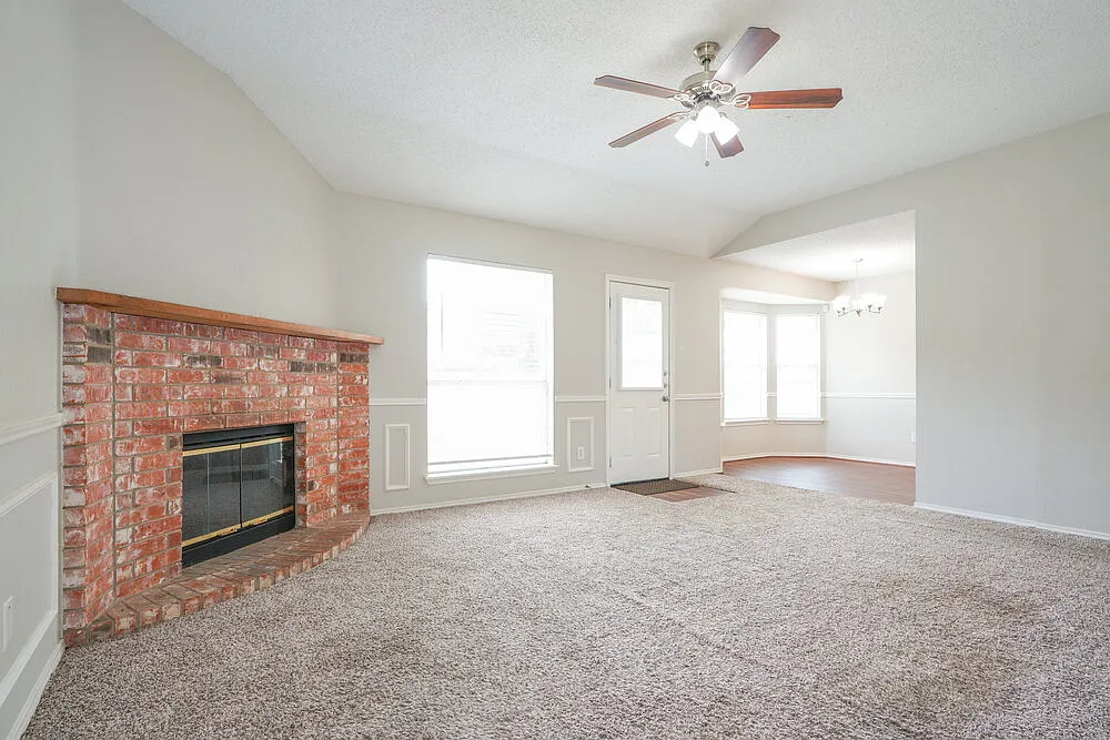 3 bed, 2.0 bath, 1352 sqft, $2,225 — Photo 4
