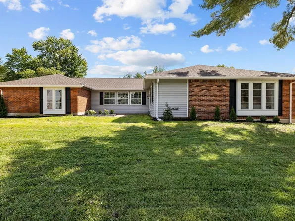 602 Rue Montand Dr, Ballwin, MO 63011