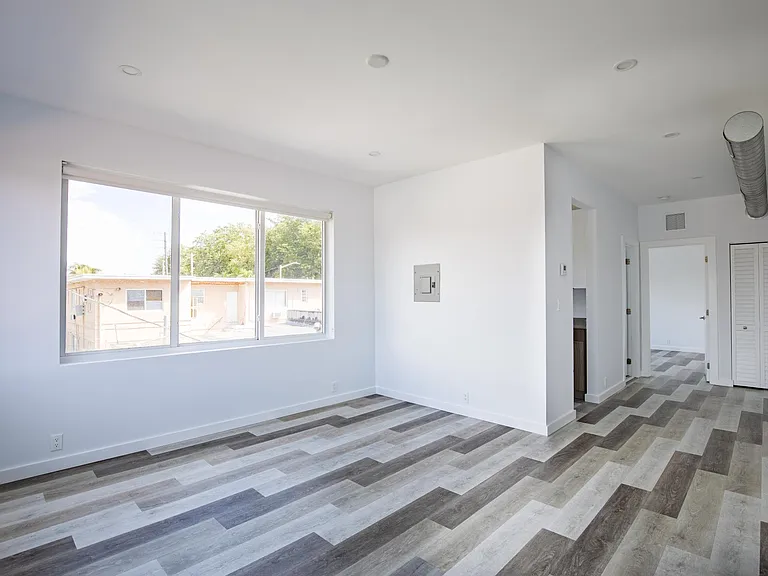 1814 SW 22nd Ave #8 — Photo 5
