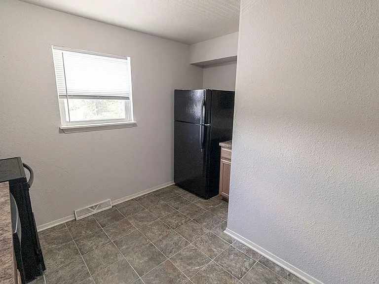 215 N West Blvd — Photo 7